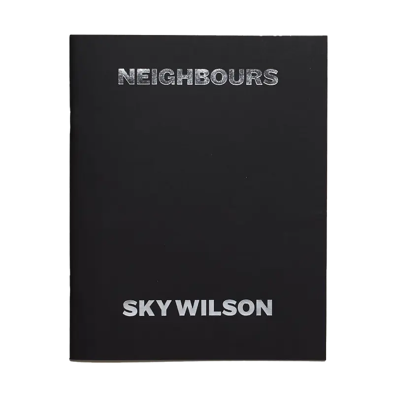 SKY WILSON, Vecinos
